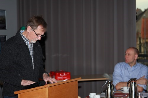 Dirigenten Leif Jensen tjekker dagsorden