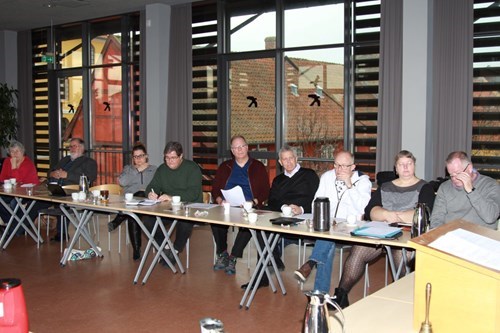 Foran de mange medlemmer der lyttede spændt